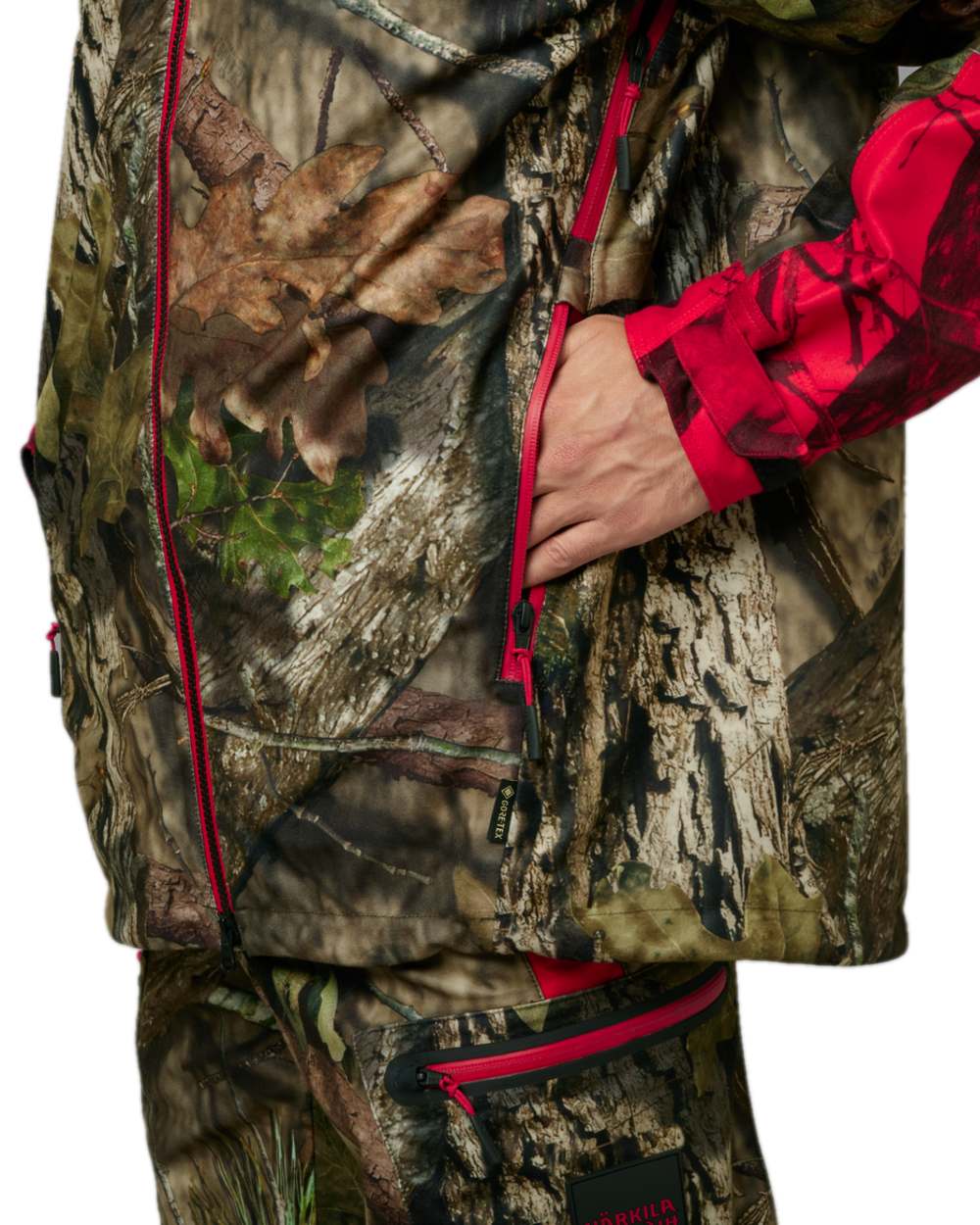 Mossy Oak Break-Up Country Mossy Oak Red Coloured Harkila Moose Hunter 2.0 GTX Jacket on white background #colour_mossy-oak-break-up-country-mossy-oak-red
