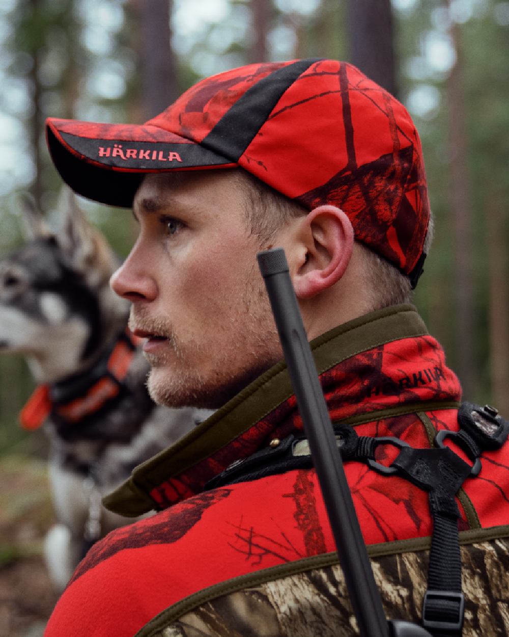 Mossy Oak Red Coloured Harkila Moose Hunter 2.0 Safety Cap on blurry background #colour_mossy-oak-red