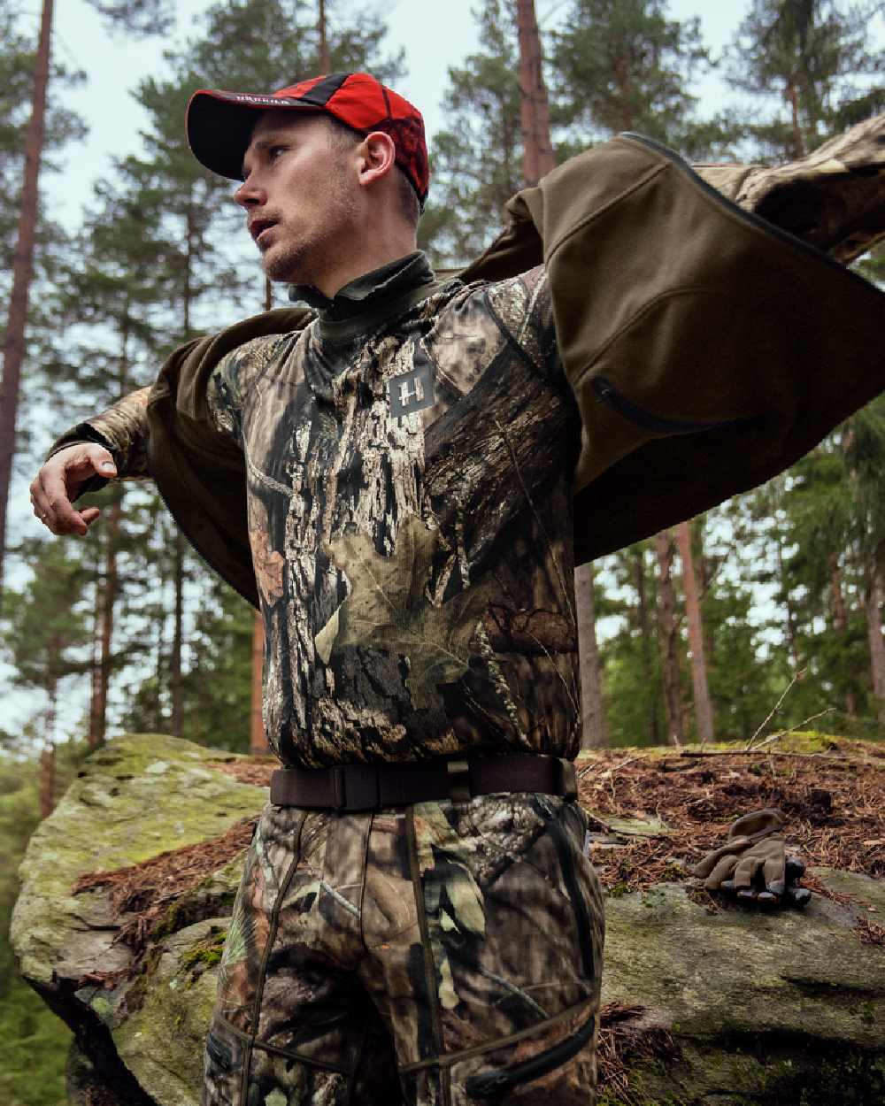 Mossy Oak Break-Up Country Coloured Harkila Moose Hunter 2.0 T-Shirt on forest background #colour_mossy-oak-break-up-country