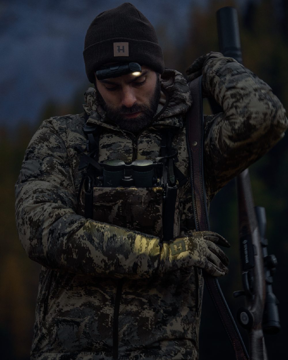 AXIS Mountain Coloured Harkila Mountain Hunter Expedition Packable Down Jacket on outdoor background #colour_axis-mountain