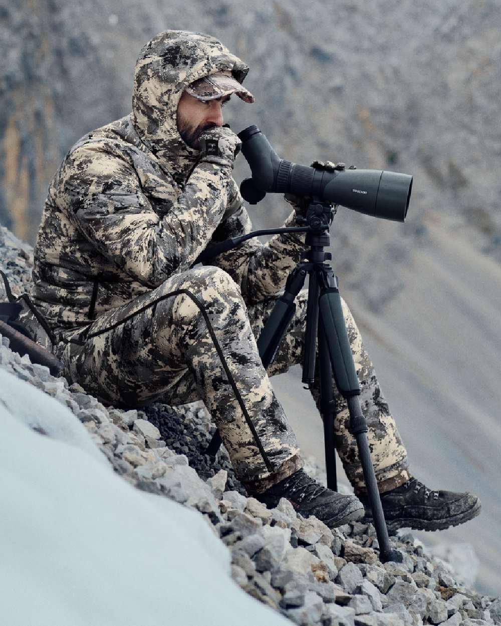 AXIS Mountain Coloured Harkila Mountain Hunter Expedition Packable Down Jacket on outdoor background #colour_axis-mountain