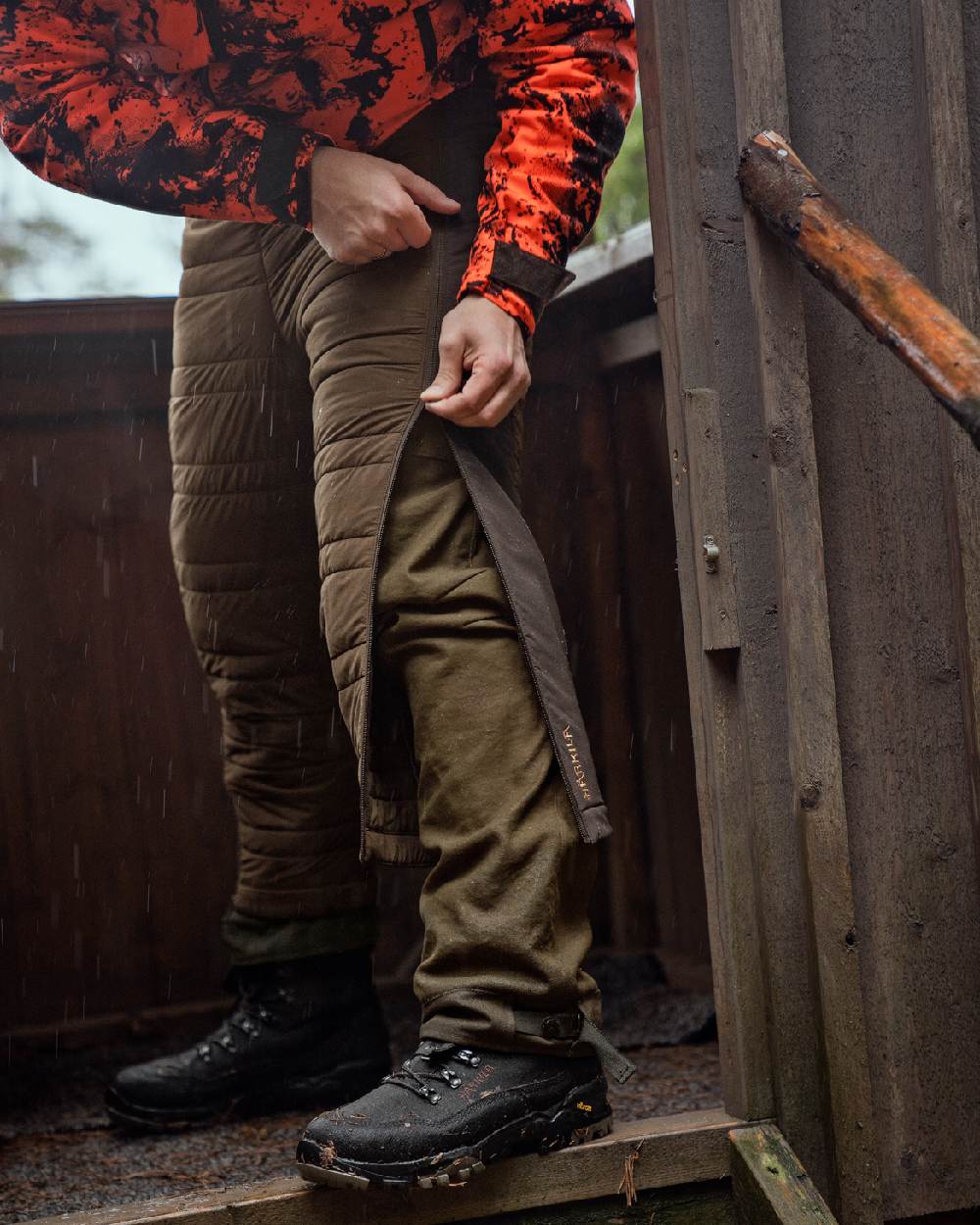 Hunting Green Shadow Brown Coloured Harkila Mountain Hunter Insulated Breeks on outdoor background #colour_hunting-green-shadow-brown