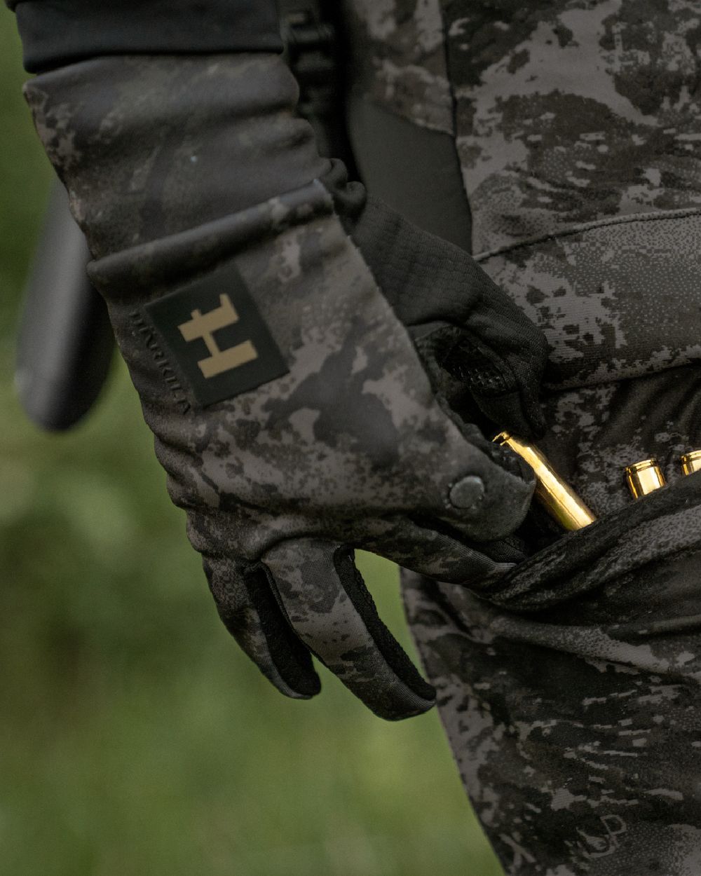 AXIS Black Coloured Harkila NOCTYX Camo Fleece Glove with Foldback Finger on outdoor background #colour_axis-black