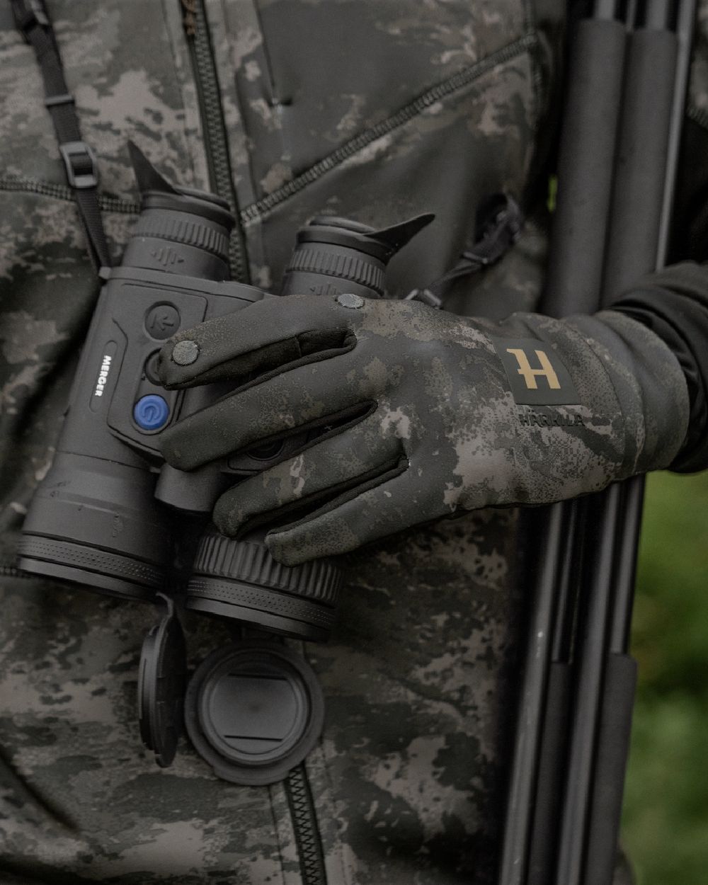 AXIS Black Coloured Harkila NOCTYX Camo Fleece Glove with Foldback Finger on outdoor background #colour_axis-black