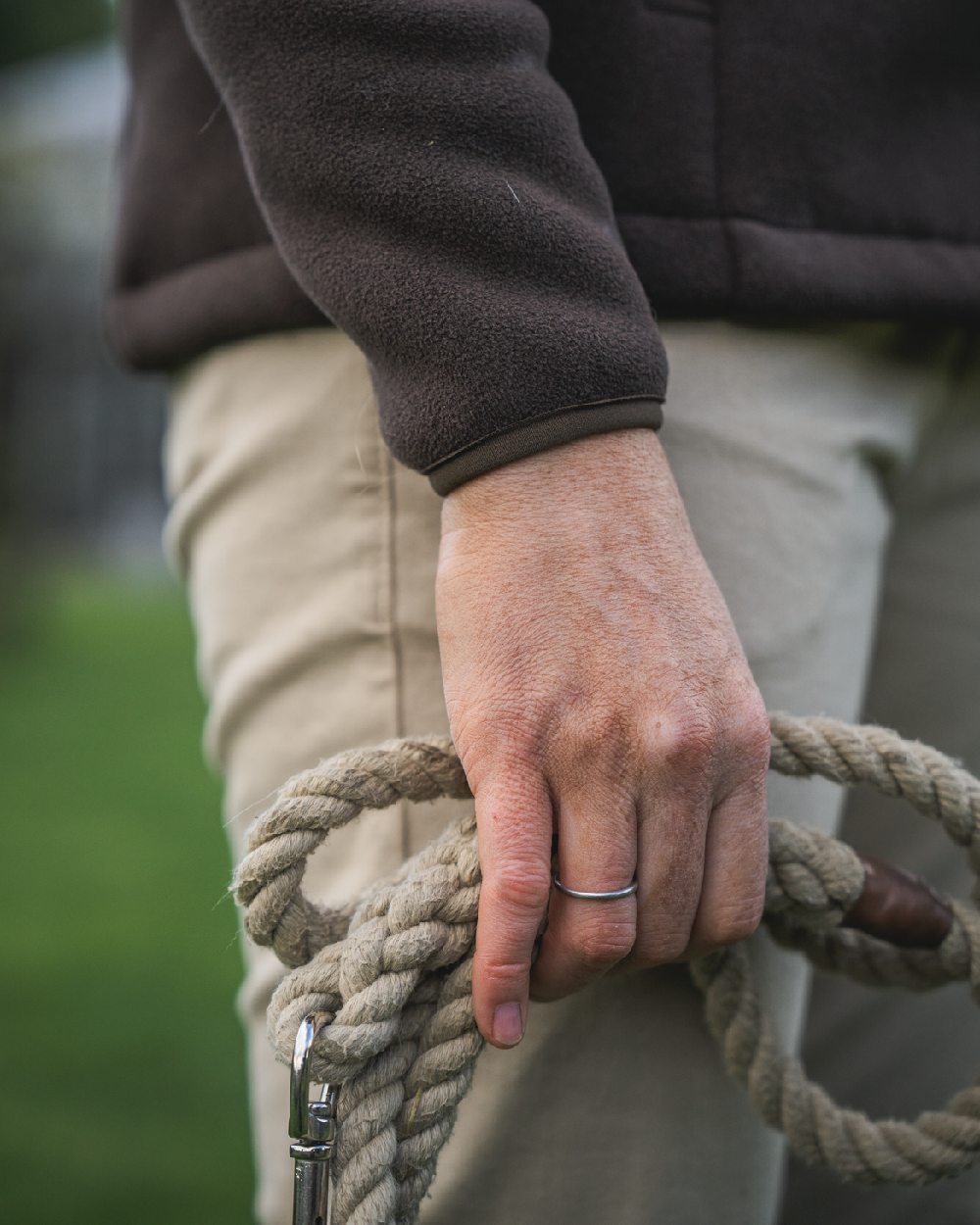 Sand Coloured Harkila Norberg Lady Chinos on outdoor background #colour_sand