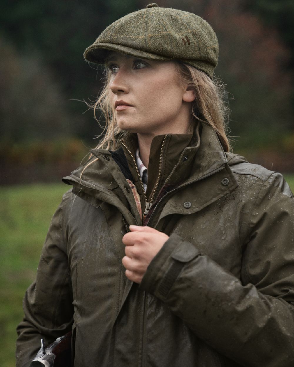 Willow Green Coloured Harkila Orton Packable Lady Jacket on outdoor background #colour_willow-green