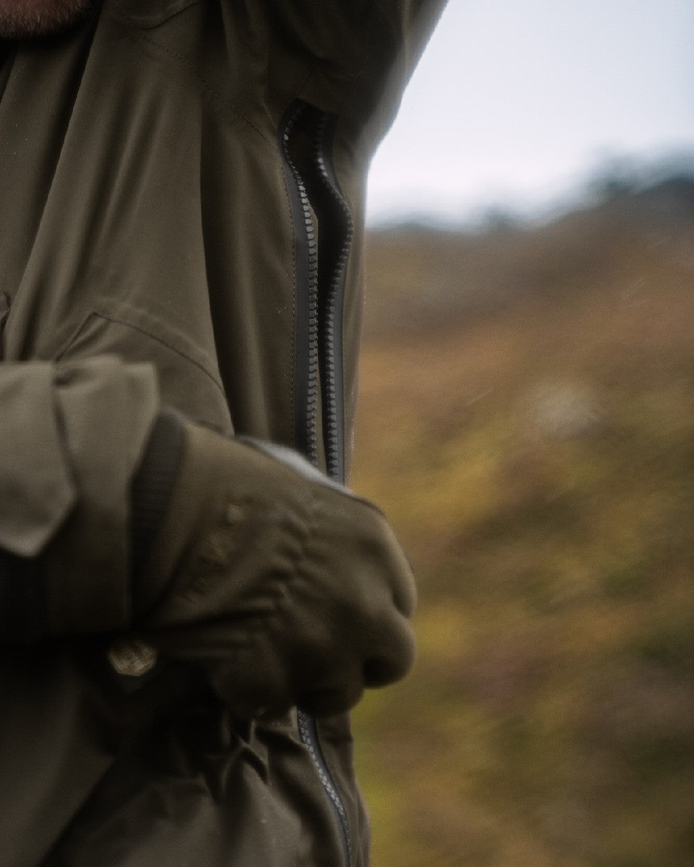 Willow Green Coloured Harkila Orton Tech HWS Packable Smock on outdoor background #colour_willow-green