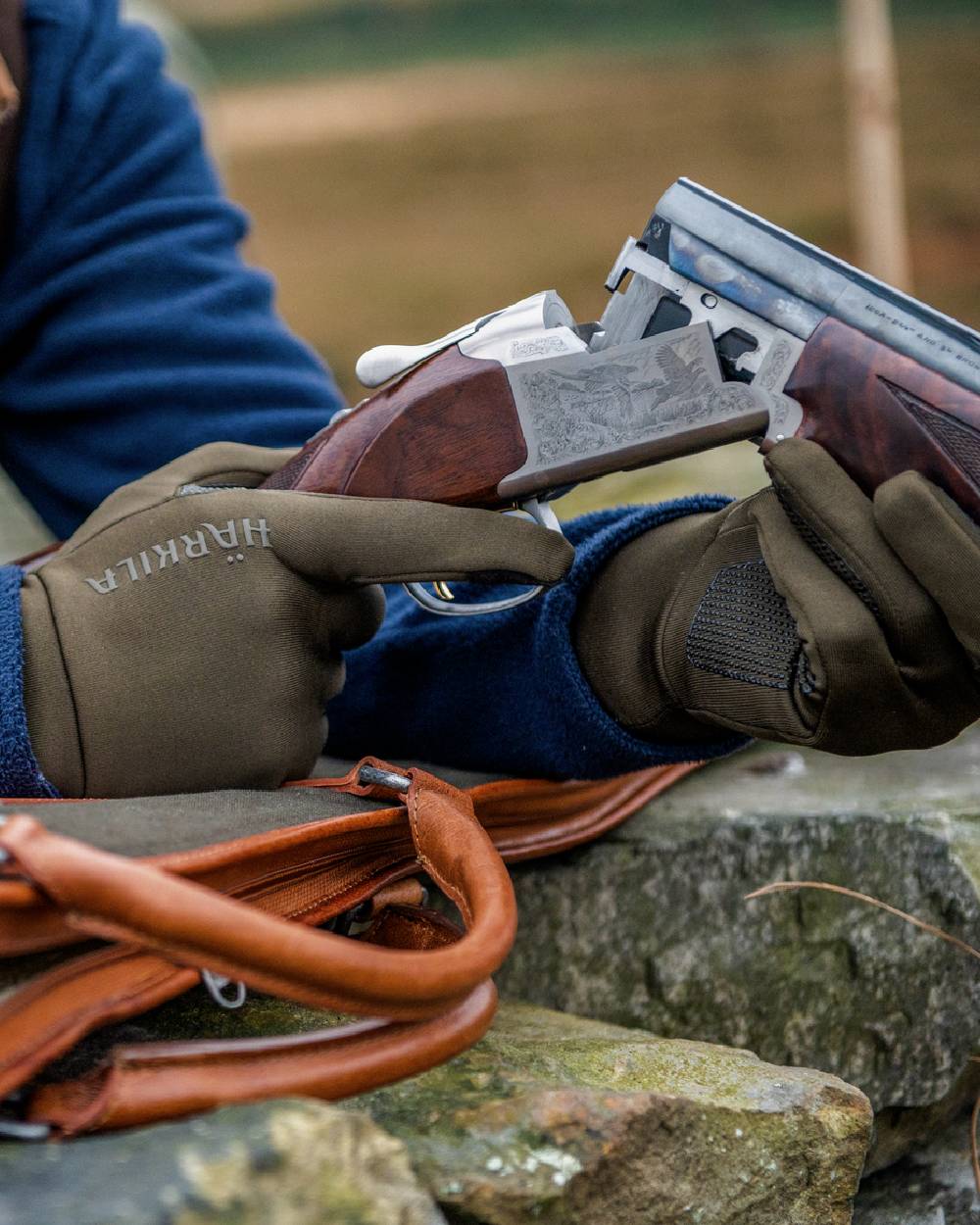 Shadow Brown Coloured Harkila Power Stretch Gloves on outdoor background #colour_shadow-brown
