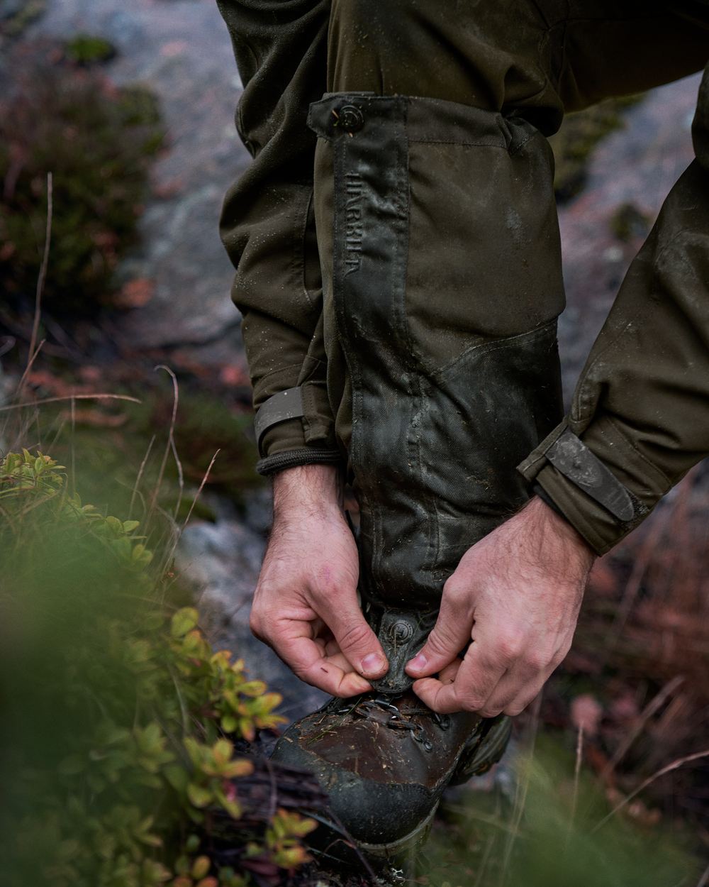 Willow Green Coloured Harkila Pro HWS Gaiters on outdoor background #colour_willow-green