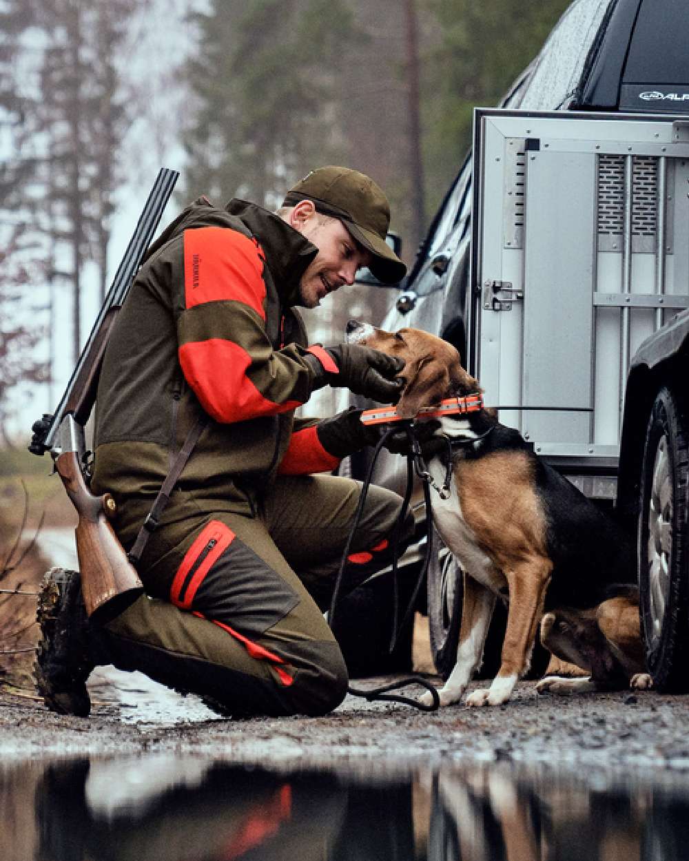 Willow Green Orange Coloured Harkila Pro Hunter Dog Keeper GTX Jacket on outdoor background #colour_willow-green-orange