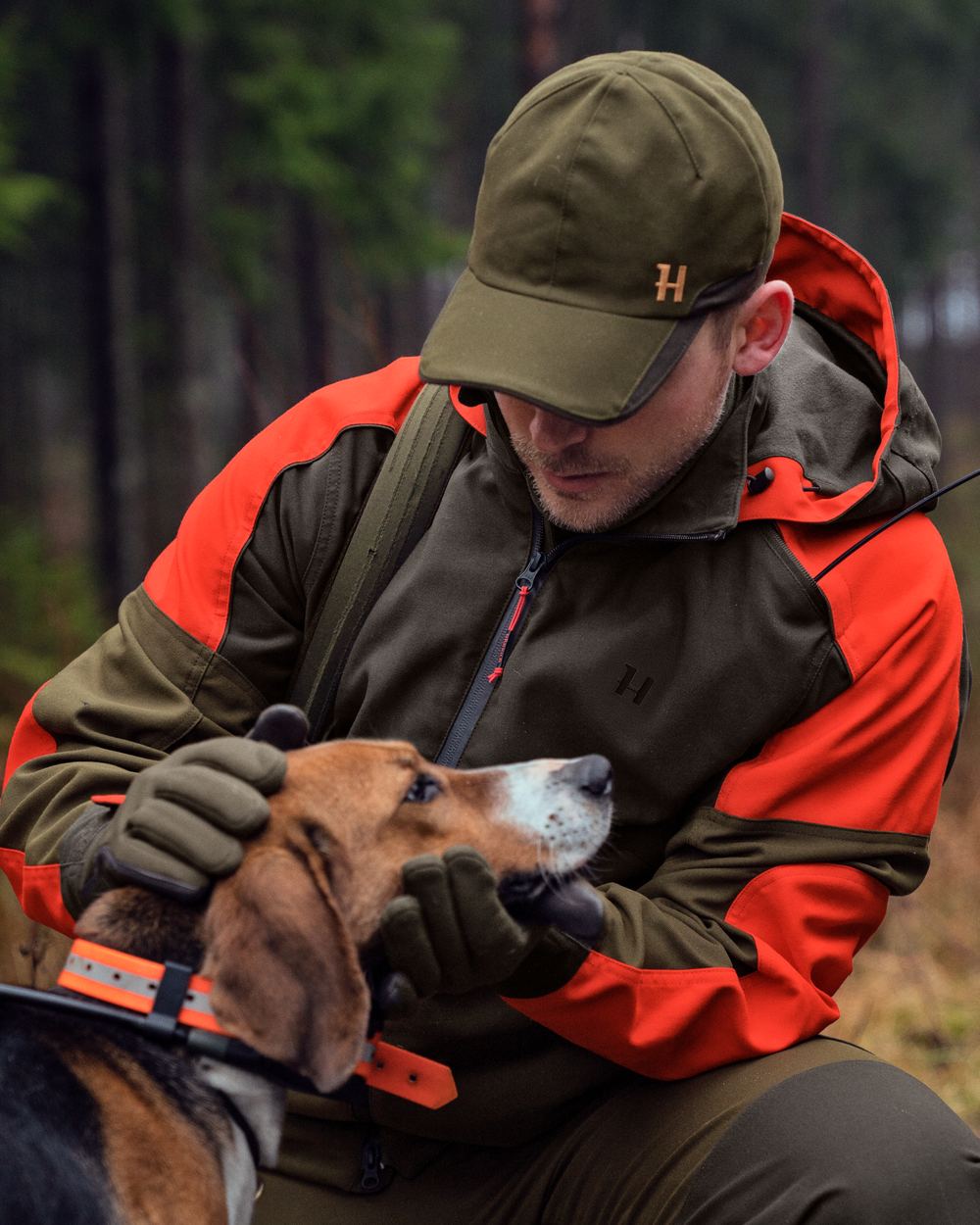 Willow Green Orange Coloured Harkila Pro Hunter Dog Keeper GTX Jacket on outdoor background #colour_willow-green-orange