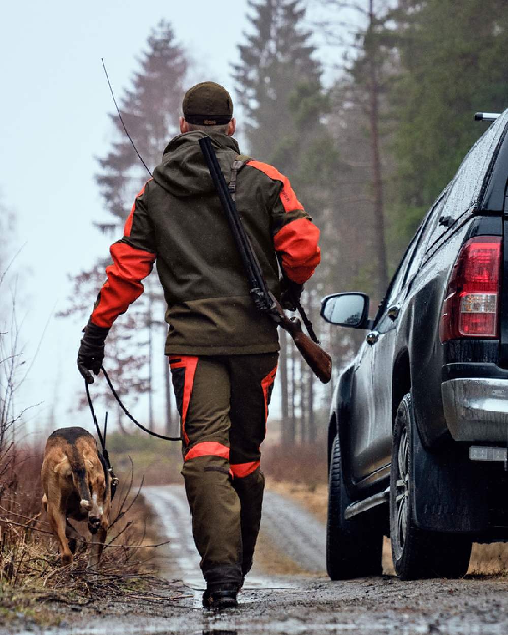 Willow Green Orange Coloured Harkila Pro Hunter Dog Keeper GTX Jacket on outdoor background #colour_willow-green-orange