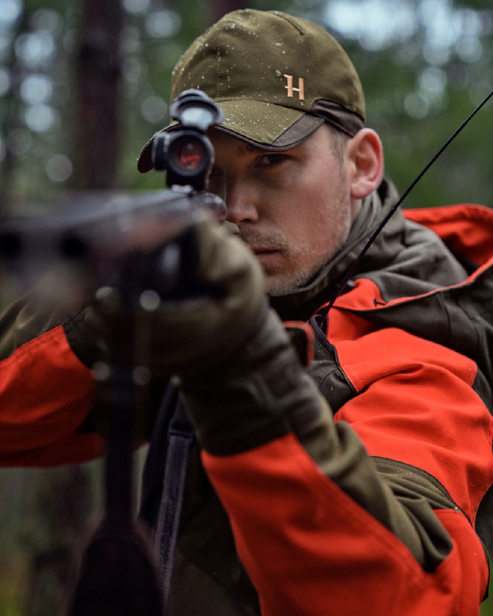Willow Green Orange Coloured Harkila Pro Hunter Dog Keeper GTX Jacket on outdoor background #colour_willow-green-orange