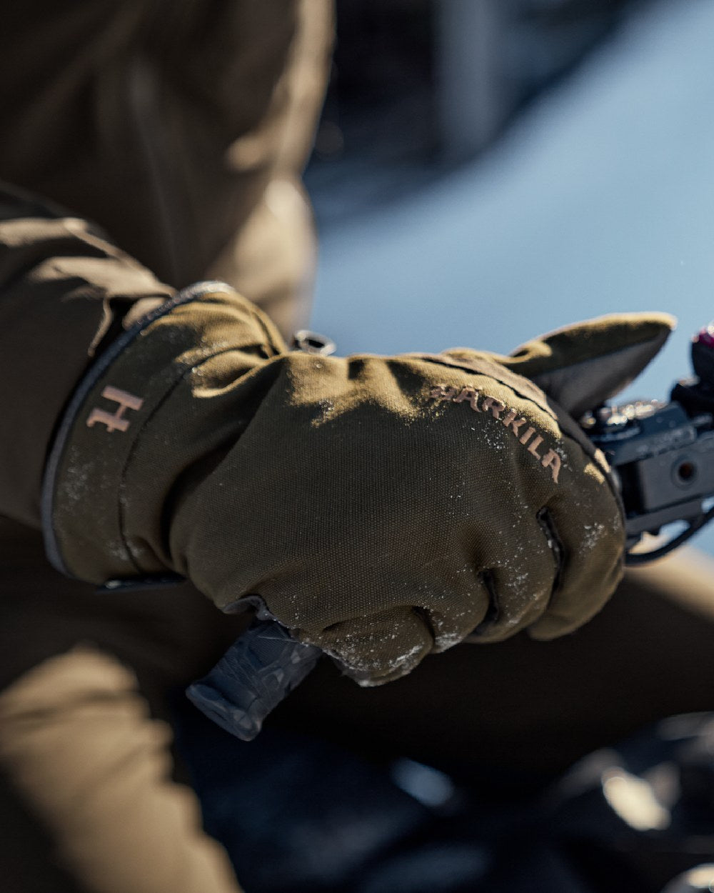 Willow Green Shadow Brown Coloured Harkila Pro Hunter GTX Gloves on outdoor background #colour_wilow-green-shadow-brown