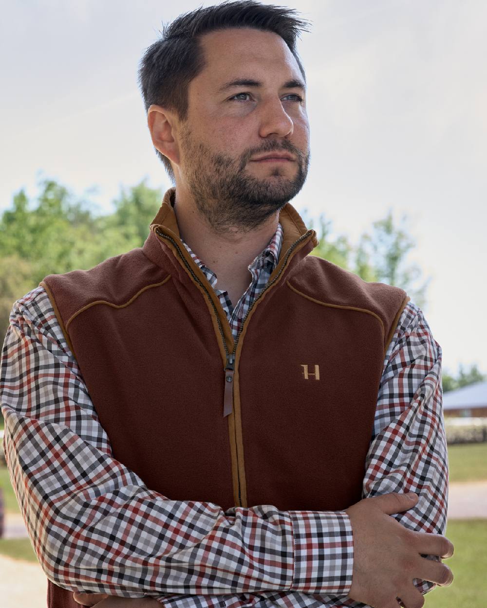 Burgundy Coloured Harkila Sandhem 200 Fleece Waistcoat on outdoor background #colour_burgundy