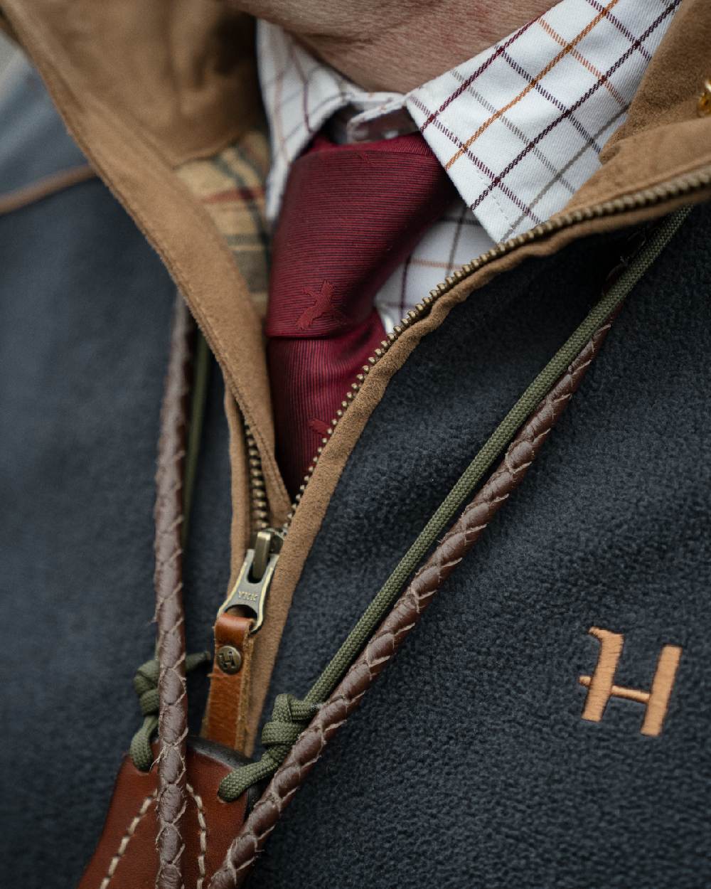 Dark Navy Coloured Harkila Sandhem 200 Fleece Waistcoat on outdoor background #colour_dark-navy