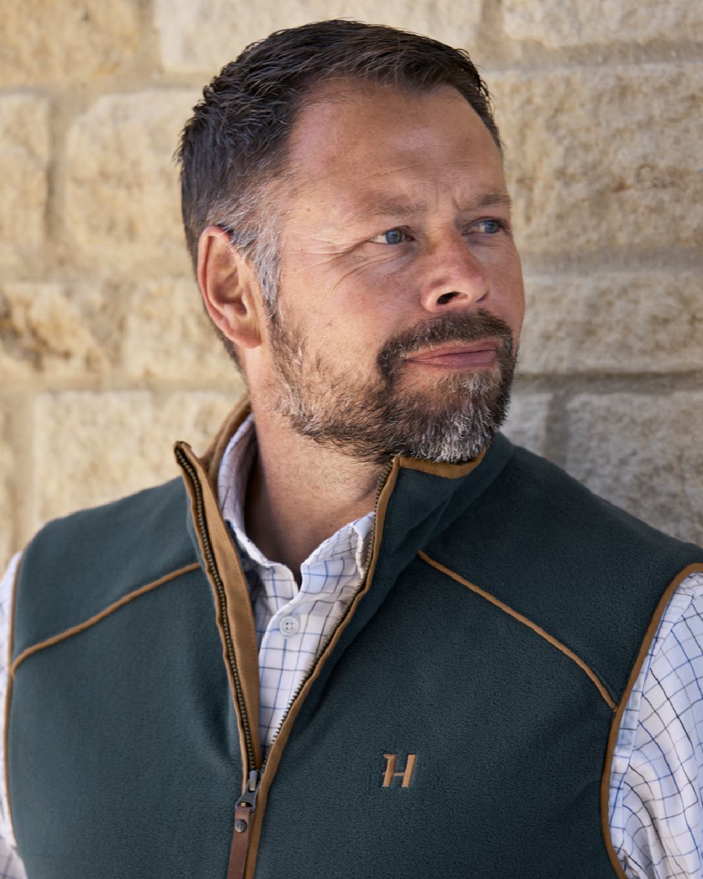Dark Navy Coloured Harkila Sandhem 200 Fleece Waistcoat on outdoor background #colour_dark-navy