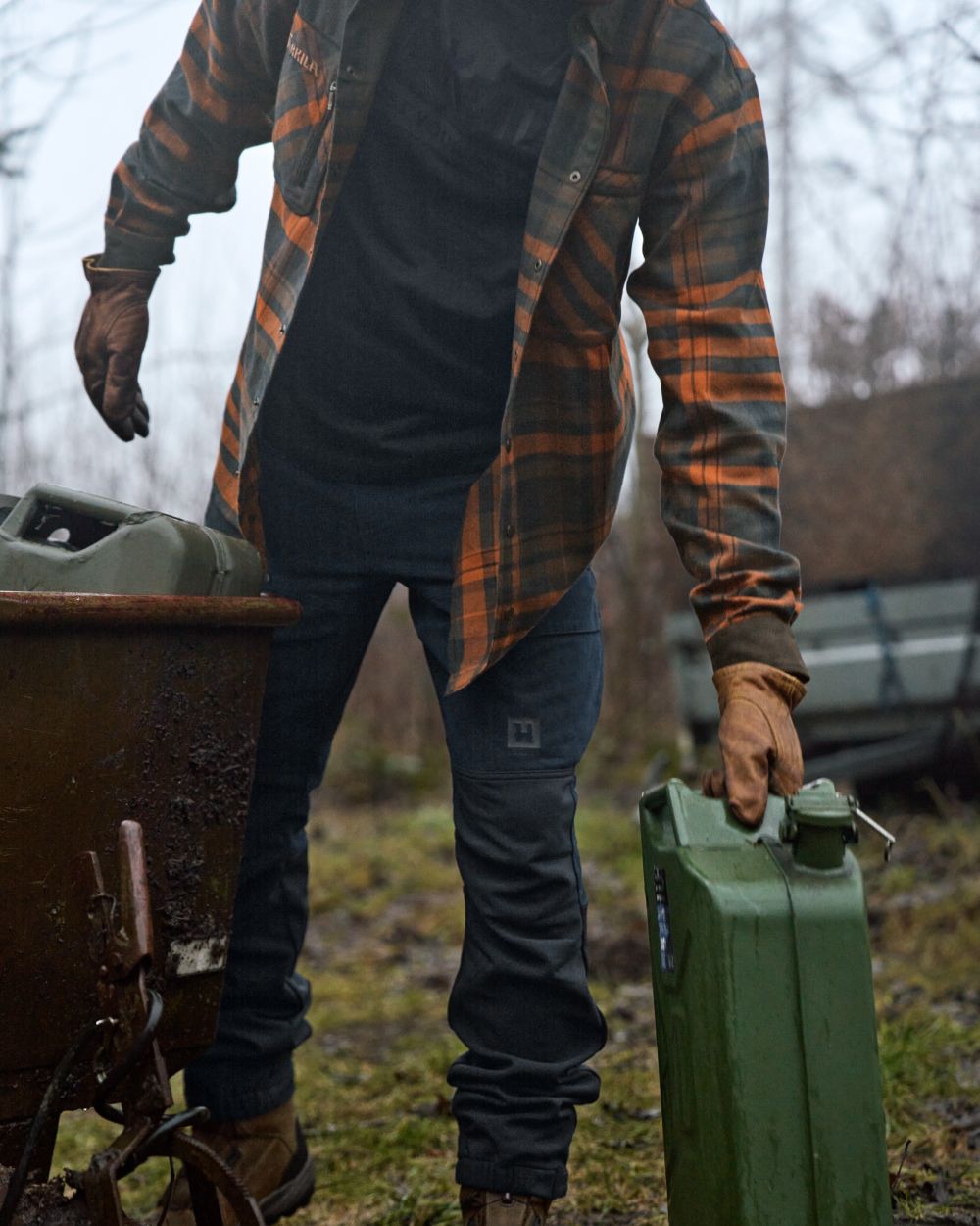 Salute Anthracite Coloured Harkila Scandinavian Trousers on forest background #colour_salute-anthracite