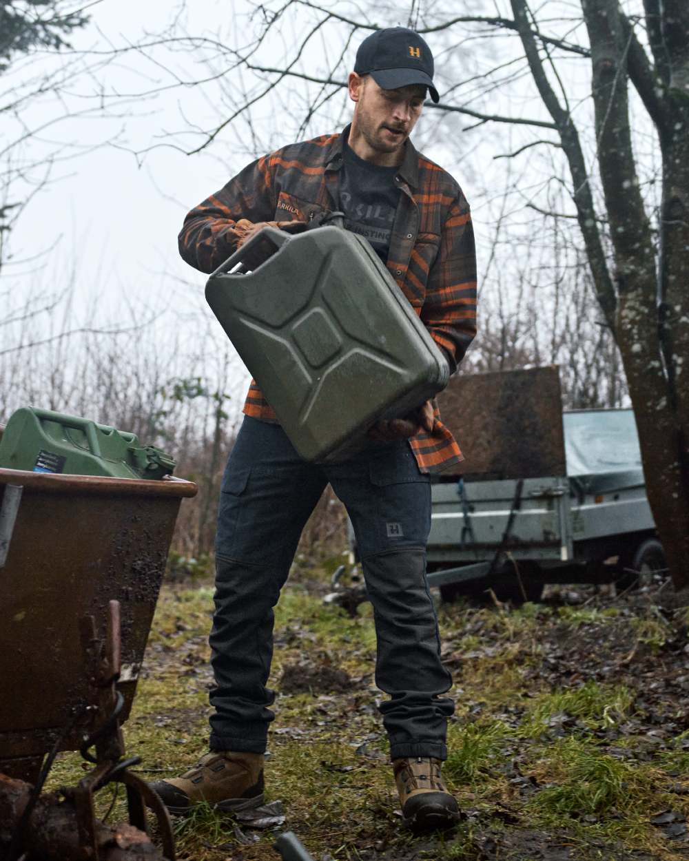 Salute Anthracite Coloured Harkila Scandinavian Trousers on forest background #colour_salute-anthracite