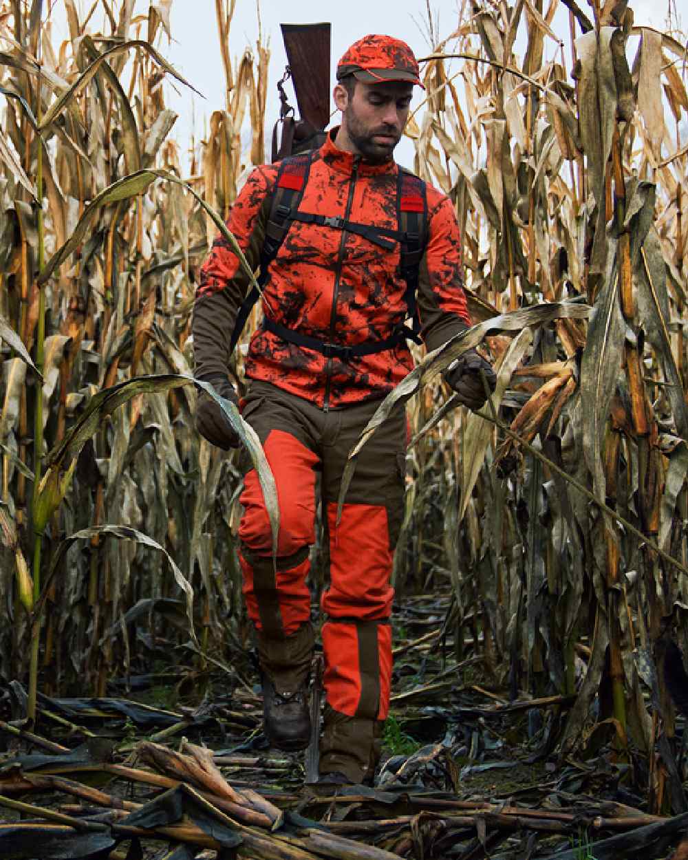 Wildboar Orange Coloured Harkila Wildboar Pro Camo Fleece Jacket on farm background #colour_wildboar-orange