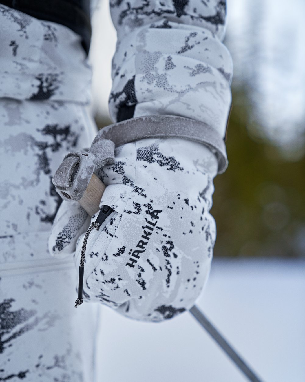 AXIS Snow Coloured Harkila Winter Active WSP Insulated Mittens on blurry background #colour_axis-snow