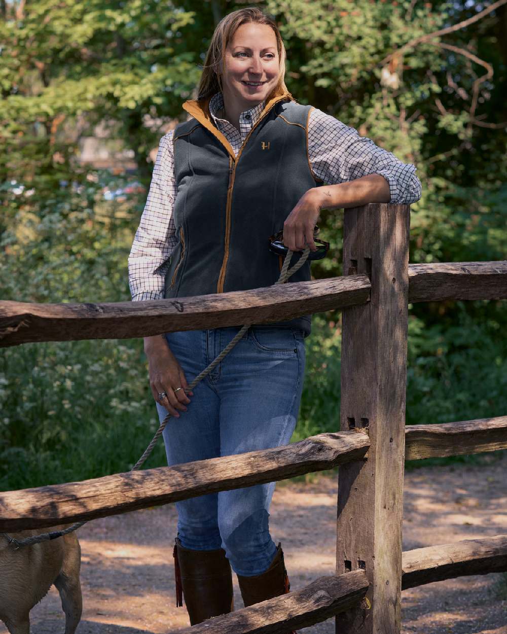 Dark Navy Coloured Harkila Womens Sandhem 200 Fleece Waistcoat on outdoor background #colour_dark-navy