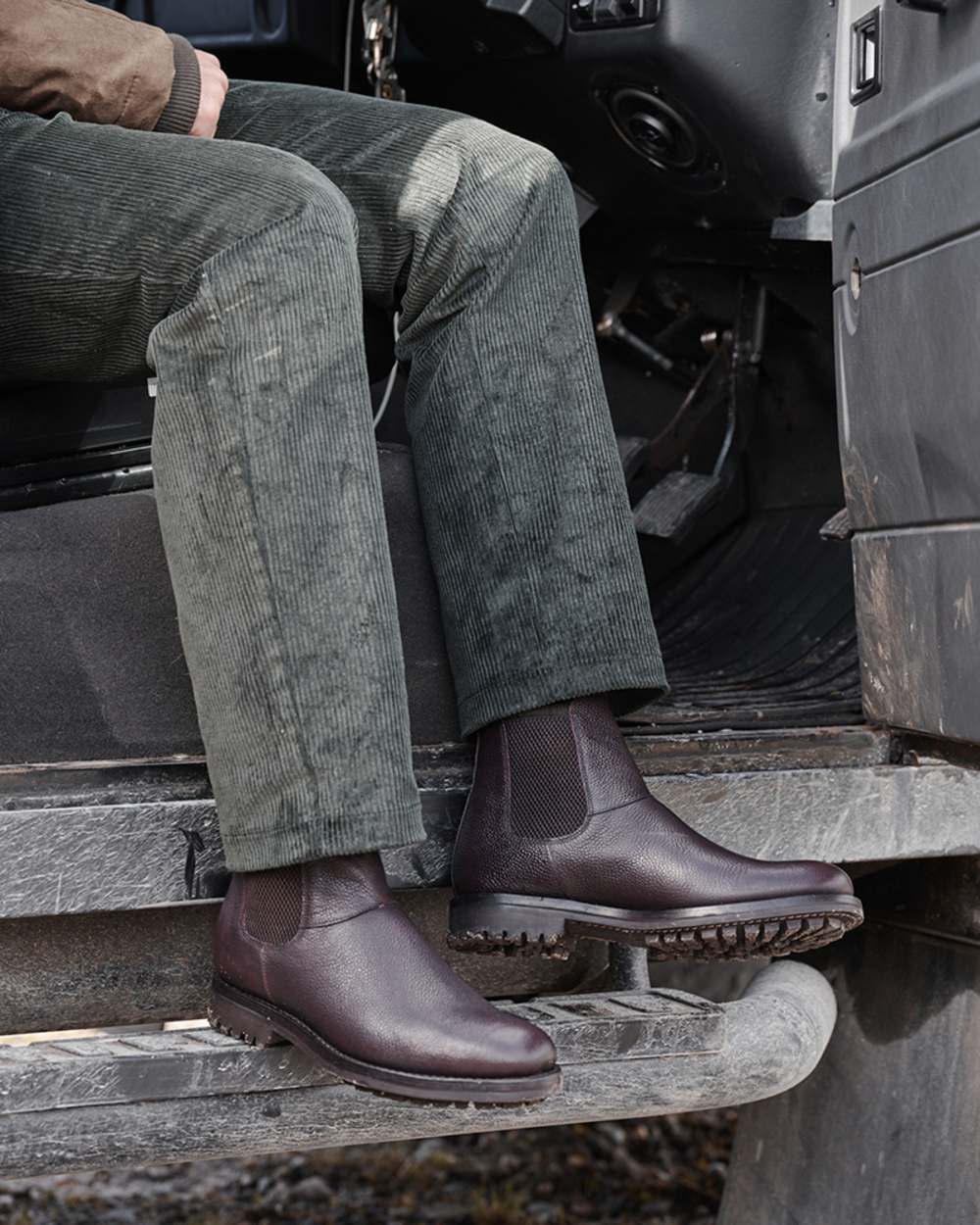 Dark Brown Coloured Hoggs of Fife Helmsdale Full Grain Dealer Boots on car background #colour_dark-brown