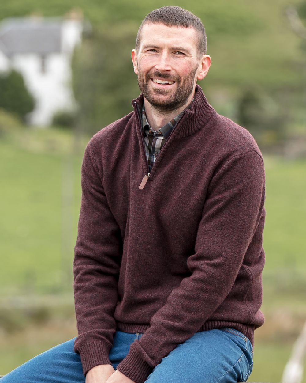 Redwood Coloured Hoggs of Fife Lothian II Quarter Zip Pullover on blurry background #colour_redwood