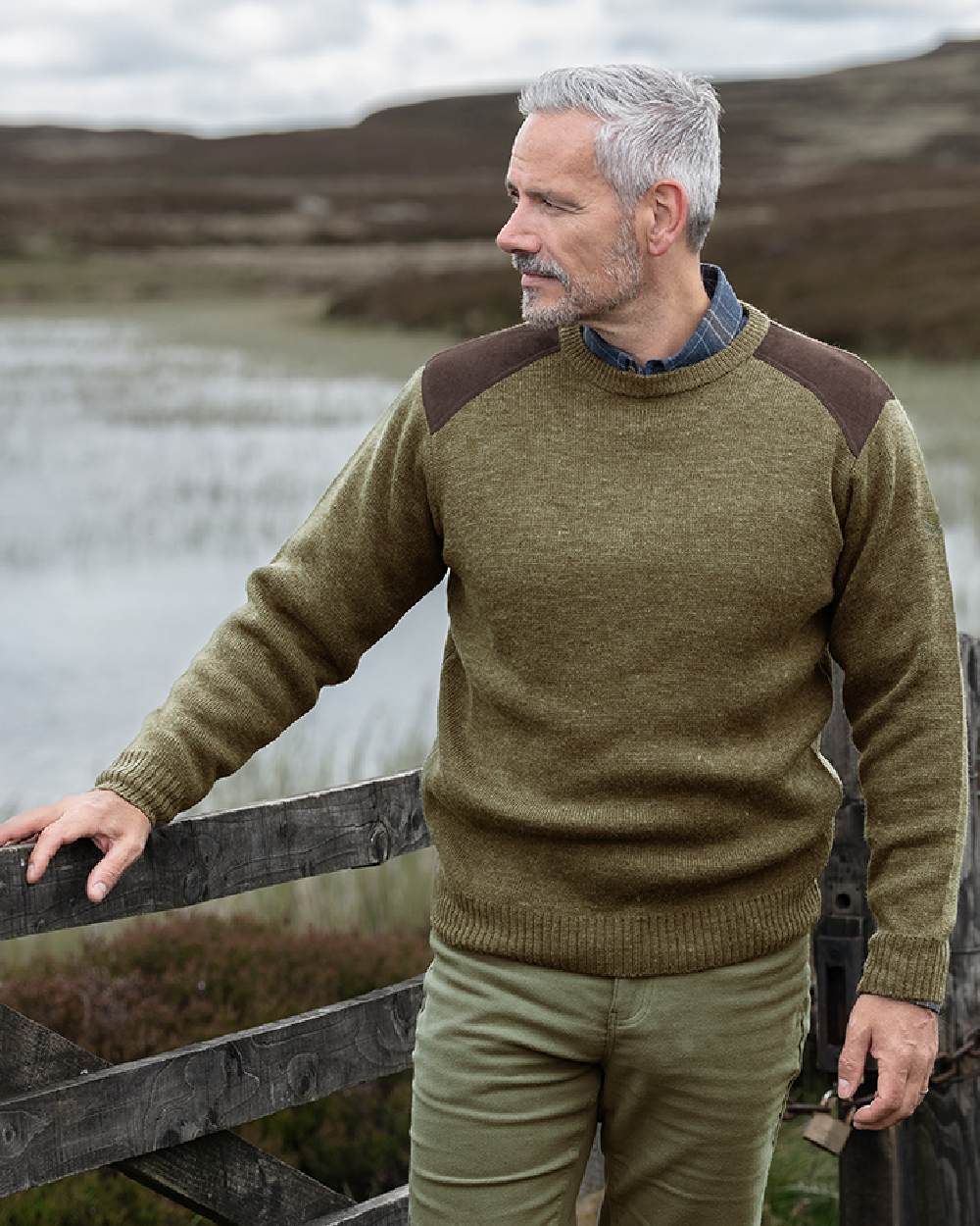 Meadow Green coloured Hoggs of Fife Melrose II Crew Pullover on pond background #colour_meadow-green
