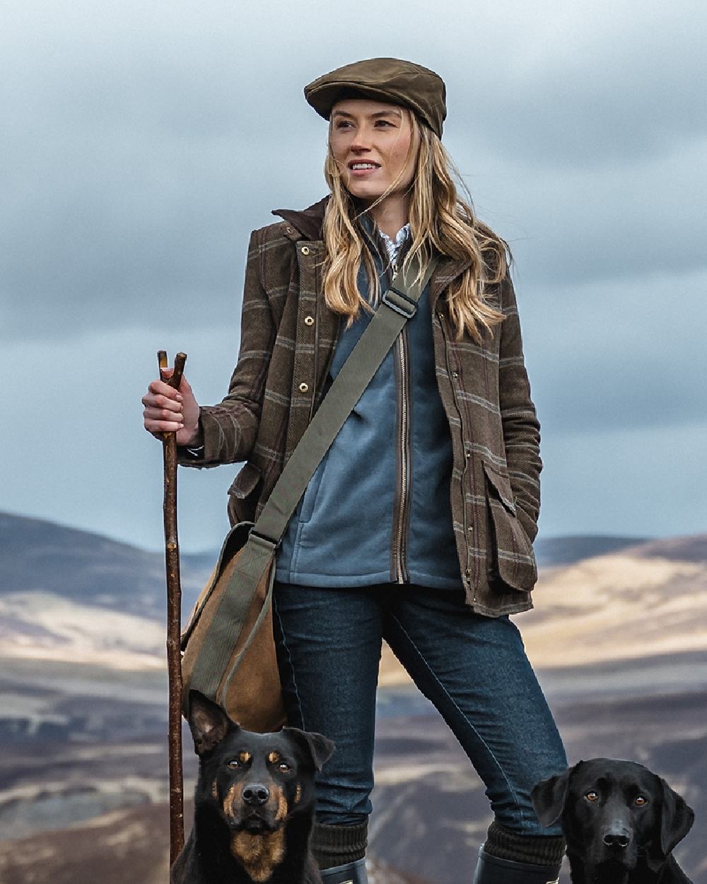 Bracken Tweed Coloured Hoggs of Fife Musselburgh Tweed Field Coat on sky background #colour_bracken-tweed