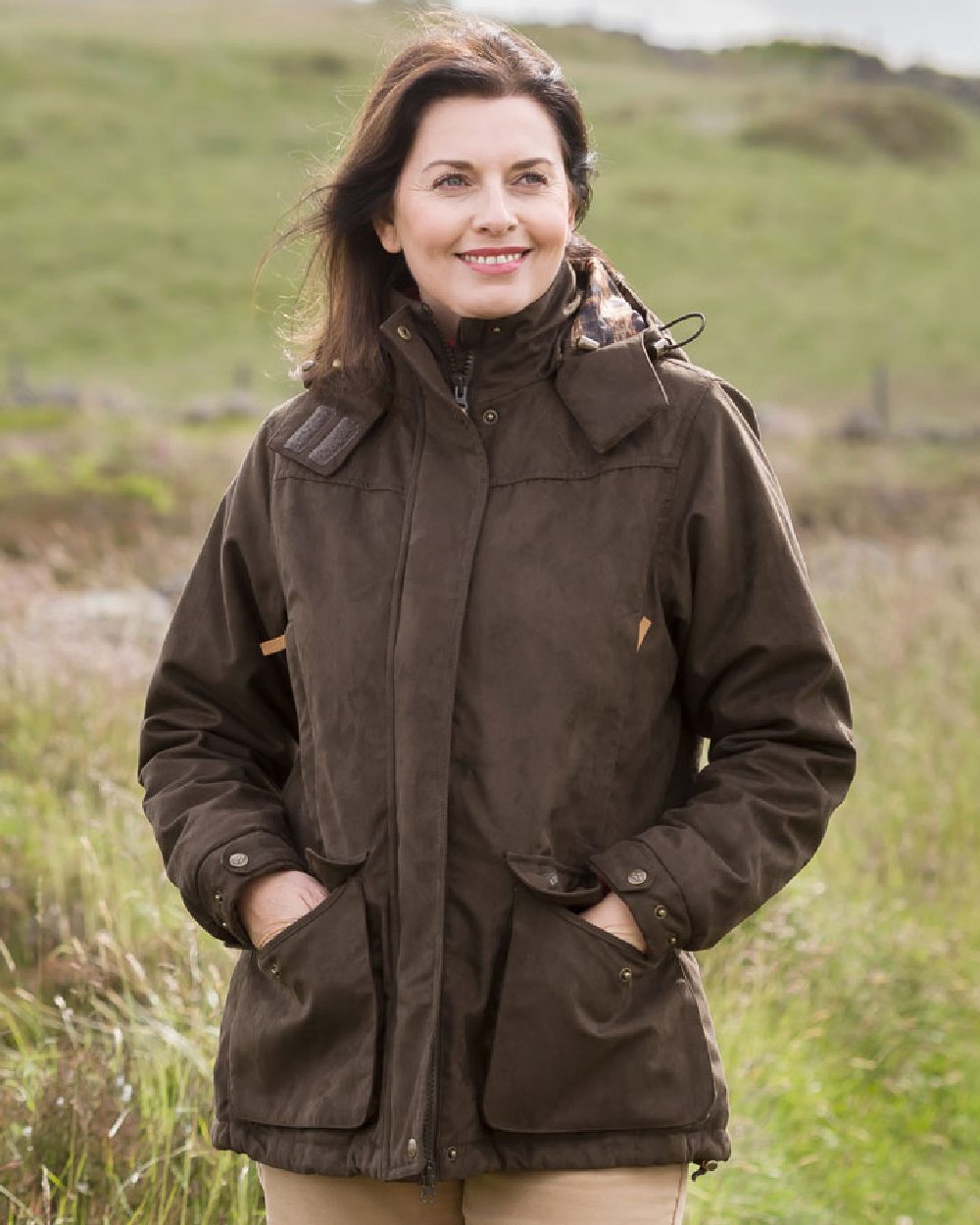 Field Green Coloured Hoggs of Fife Rannoch Ladies Hunting Jacket on land background #colour_field-green