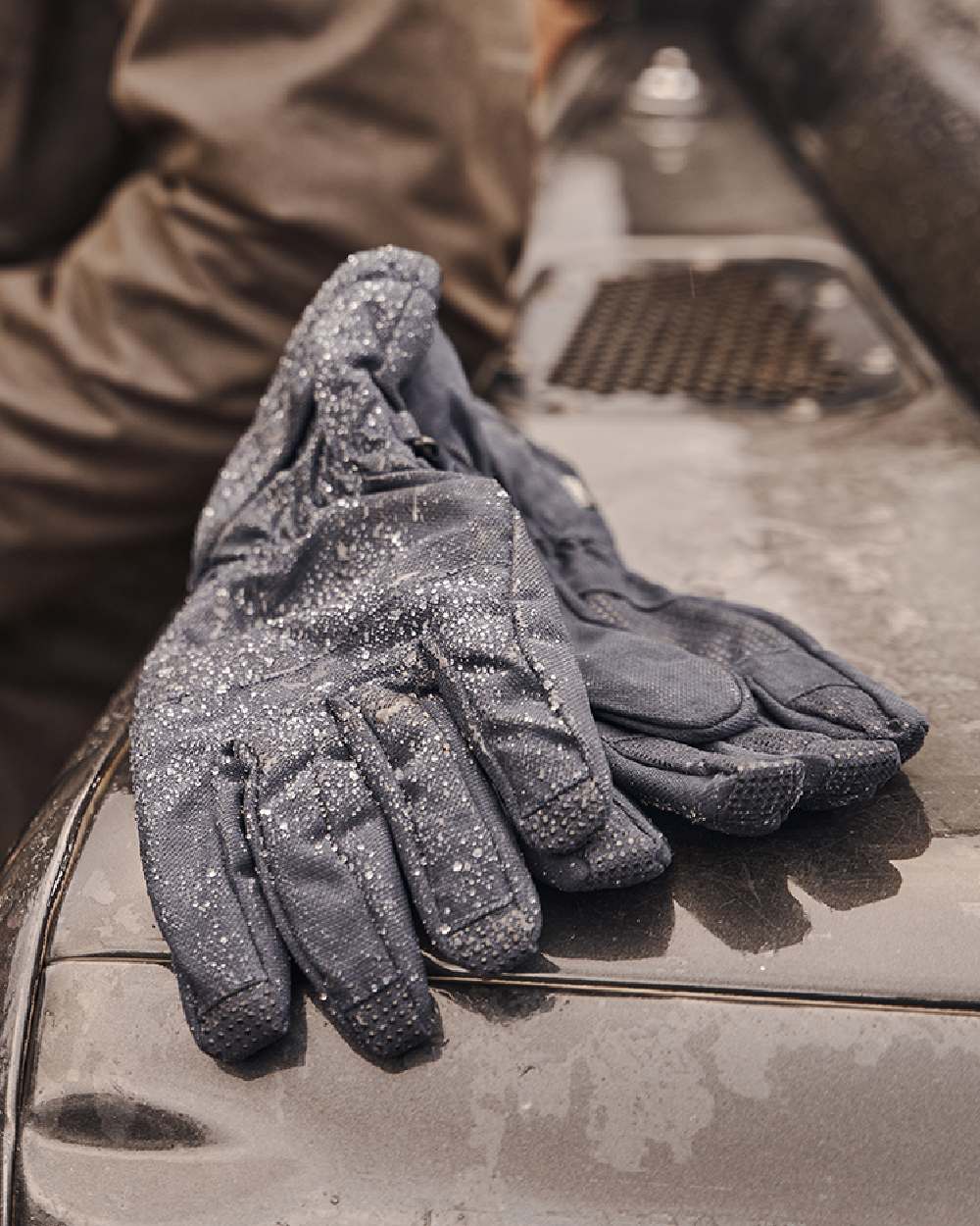 Navy coloured Hoggs of Fife Struther Waterproof Gloves on blurry background #colour_navy