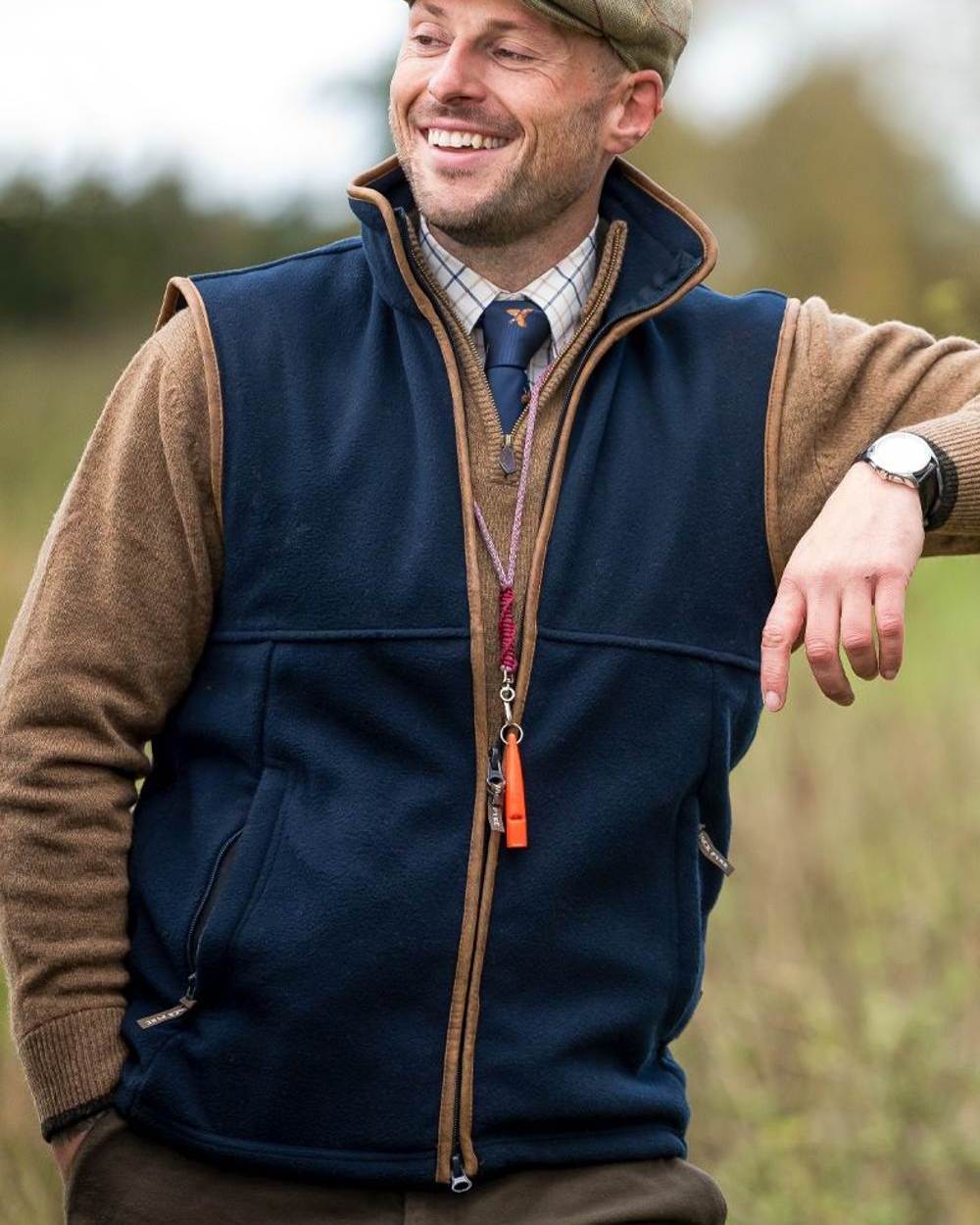 Navy coloured Jack Pyke Countryman Fleece Gilet on blurry background #colour_navy
