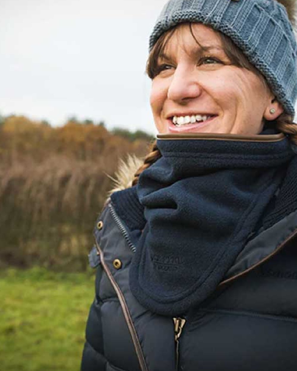 Navy coloured Jack Pyke Countryman Fleece Neck Gaiter on blurry background #colour_navy