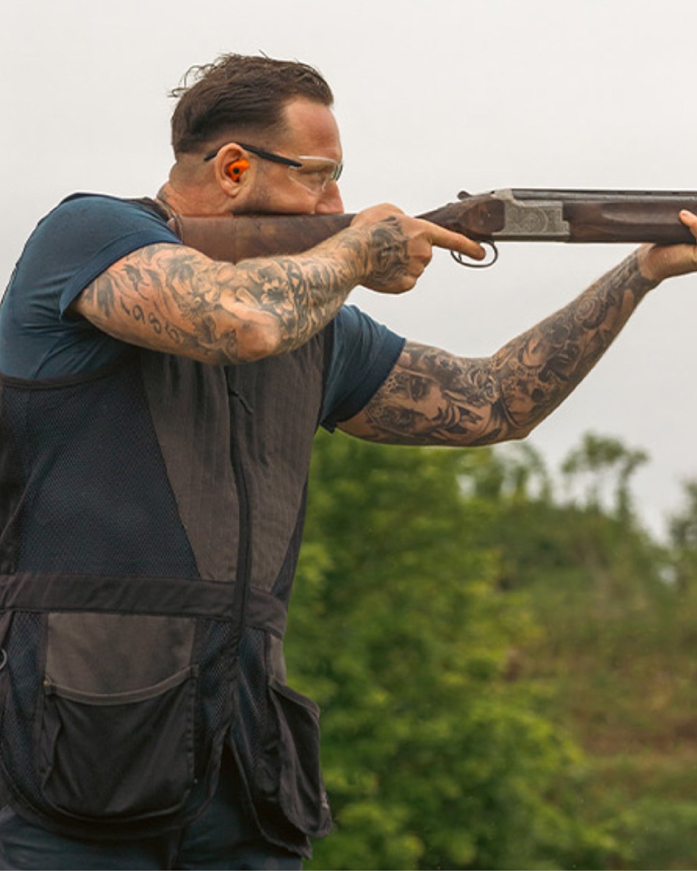 Navy coloured Jack Pyke Sporting Skeet Vest on blurry background #colour_navy