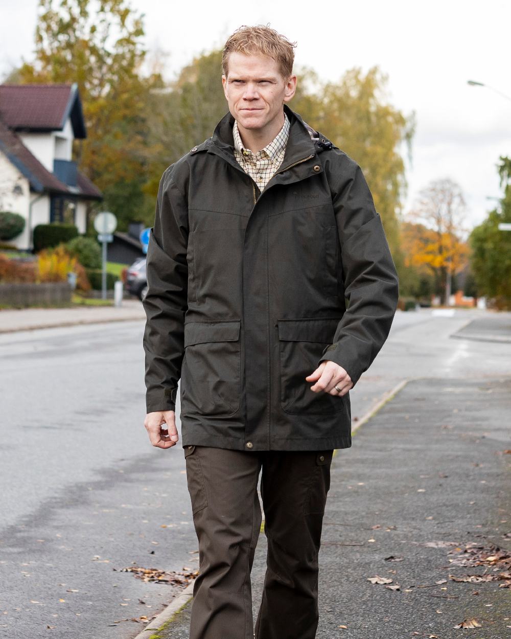 Dark Olive Coloured Pinewood Mens Finnveden Classic Trousers on outdoor background #colour_dark-olive