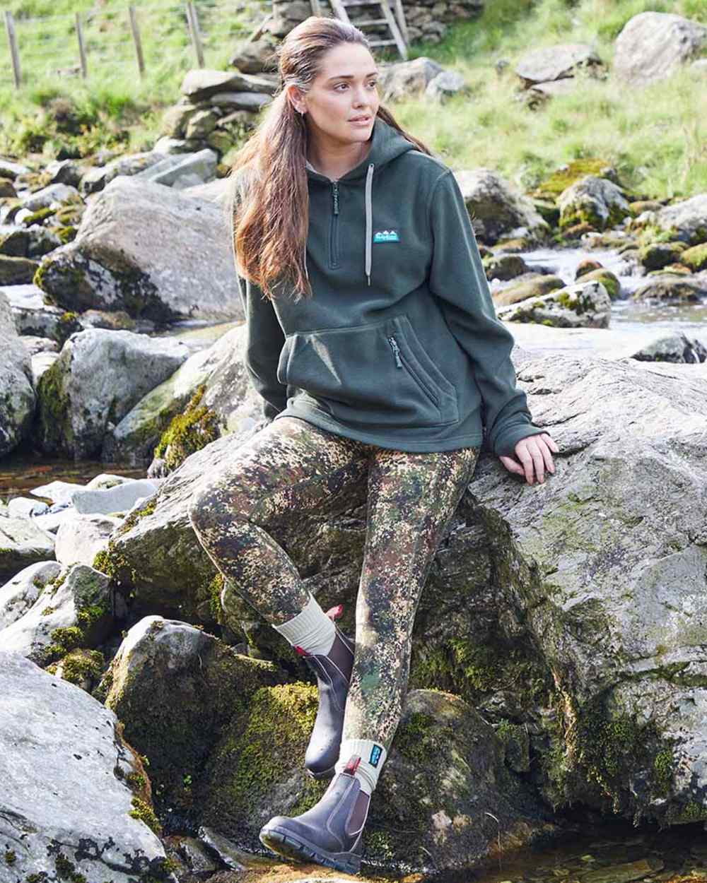 Deep Forest coloured Ridgeline Ladies Ballistic Hoodie on rock background #colour_deep-forest