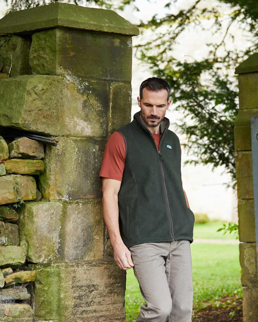 Deep Forest coloured Ridgeline Mens Kodiak Gilet on lawn background #colour_deep-forest
