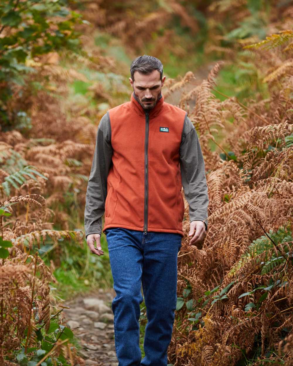 Russet coloured Ridgeline Mens Kodiak Gilet on backyard background #colour_russet