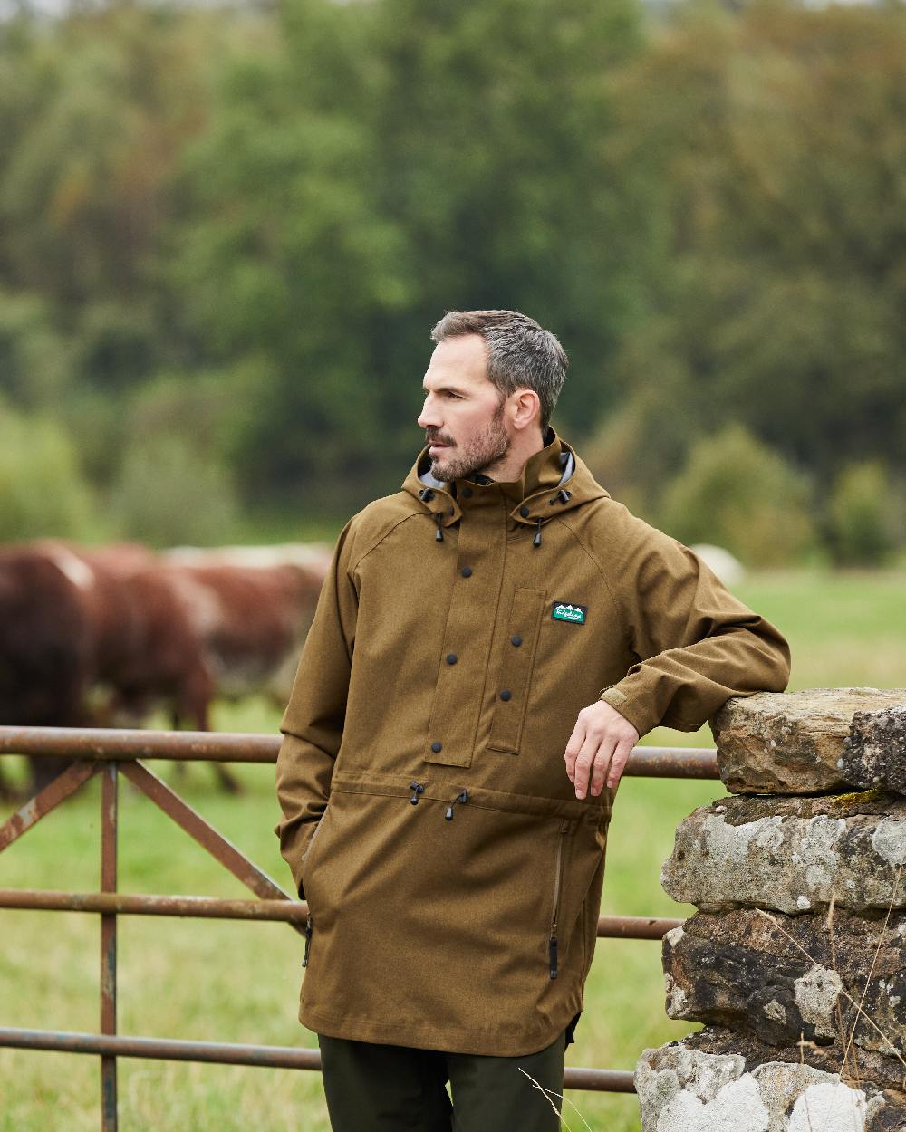 Teak coloured Ridgeline Mens Monsoon Light Smock on farm background #colour_teak