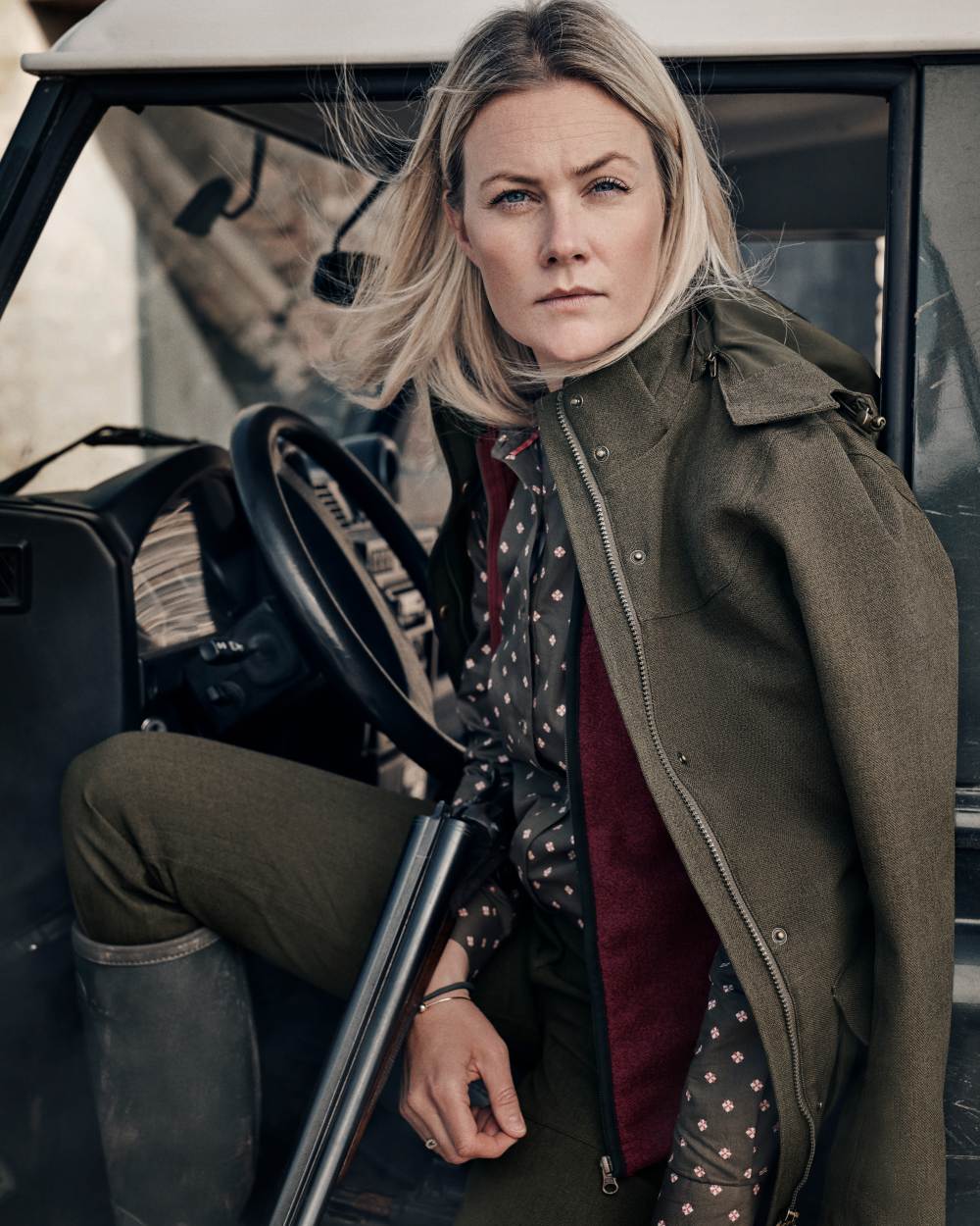 Shaded Olive coloured Seeland Woodcock Advanced Ladies Jacket on outdoor background #colour_shaded-olive