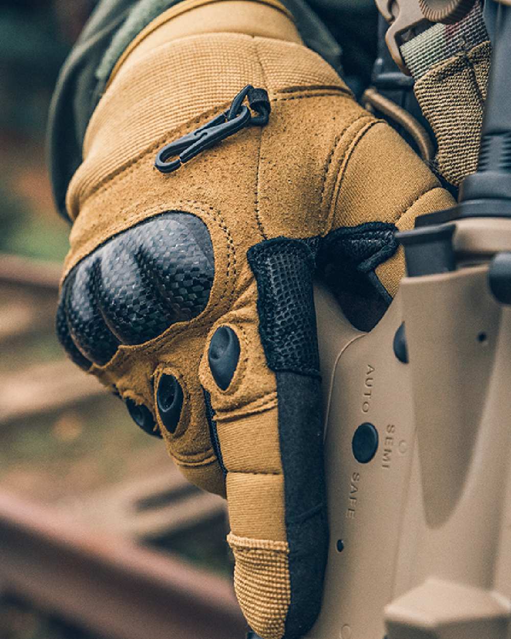 Coyote Coloured Viper Elite Gloves on blurry background #colour_coyote