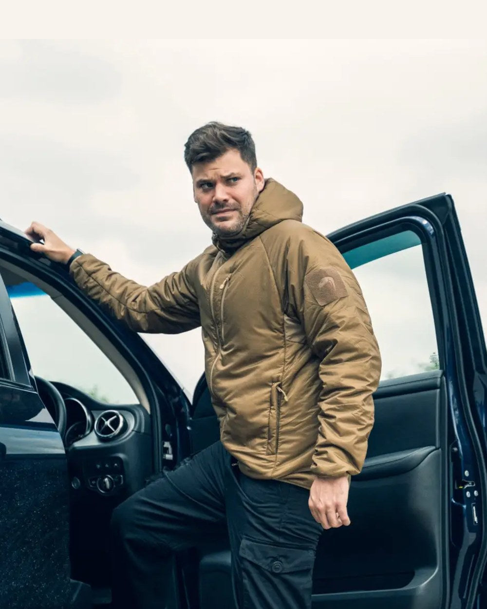 Dark Coyote Coloured Viper Frontier Jacket on car background #colour_dark-coyote