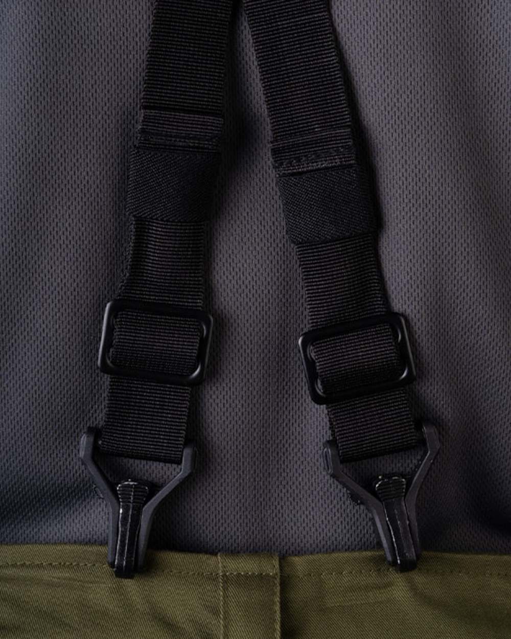 Black Coloured Viper Locking Harness on white background #colour_black