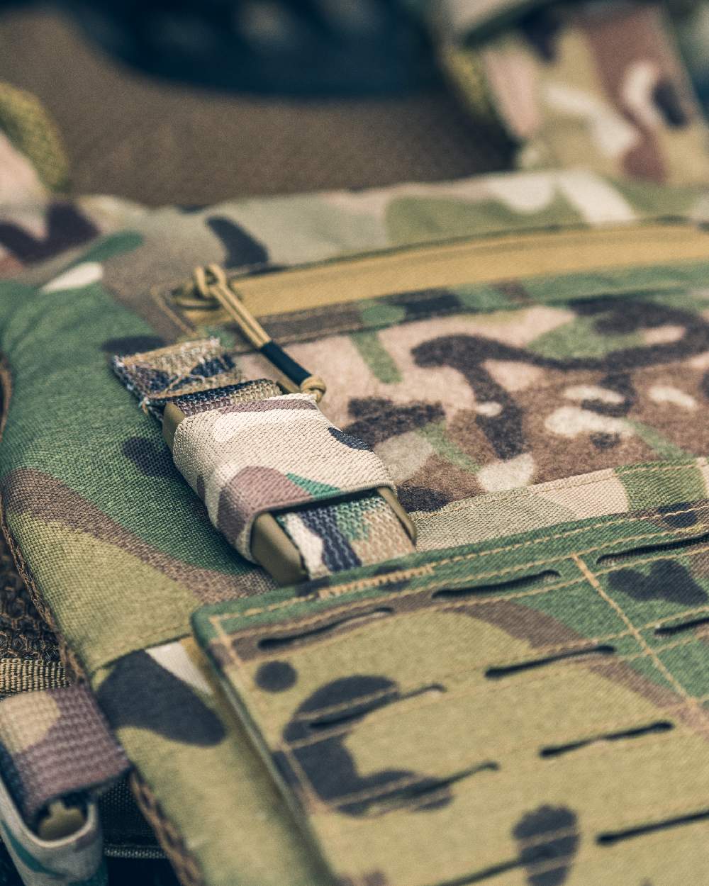 VCAM Coloured Viper VX Buckle Up Carrier Gen2 on blurry background #colour_vcam