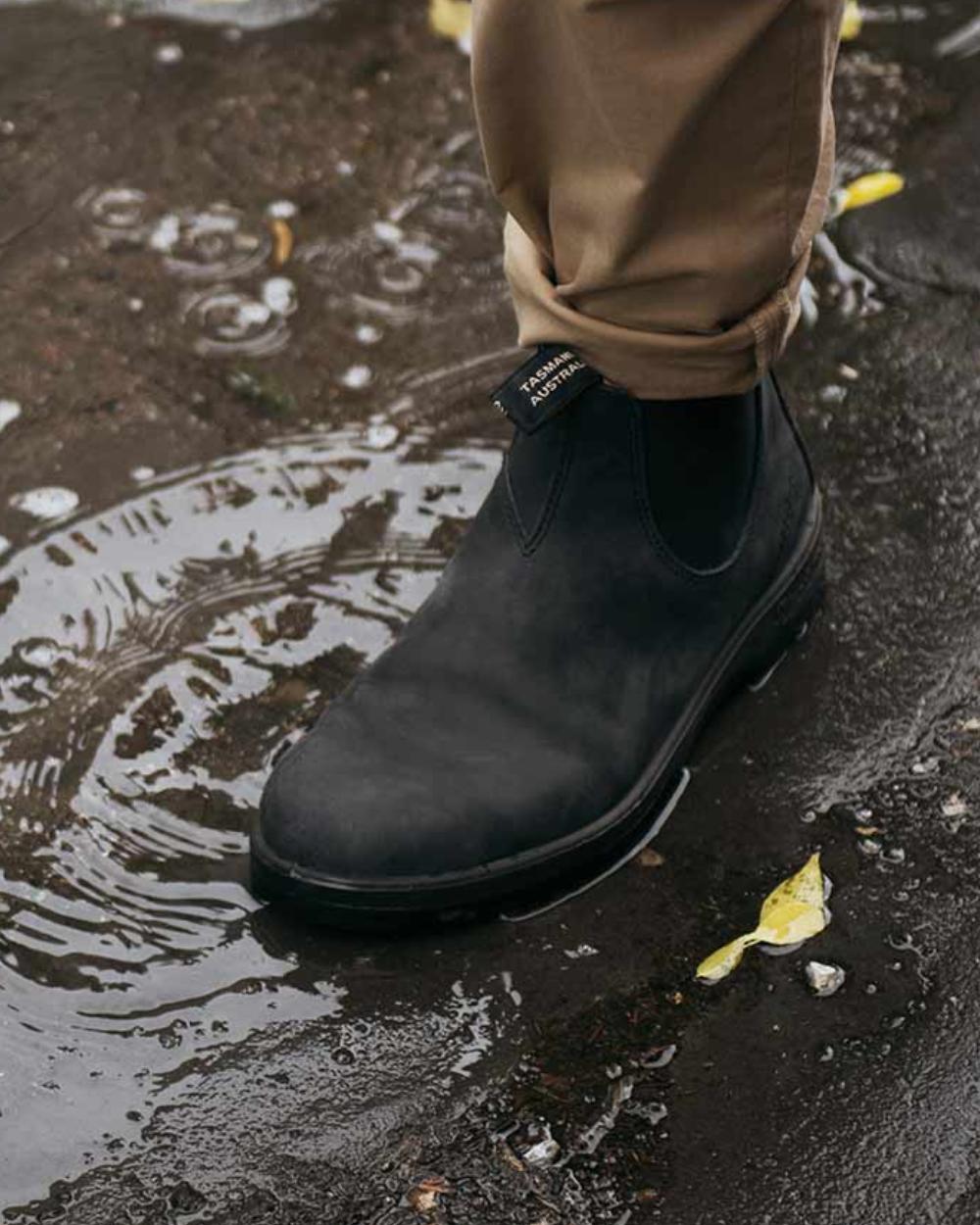 Rustic Black Coloured Blundstone 1478 Rustic Black Leather Chelsea Boots On A Street Background #colour_rustic-black