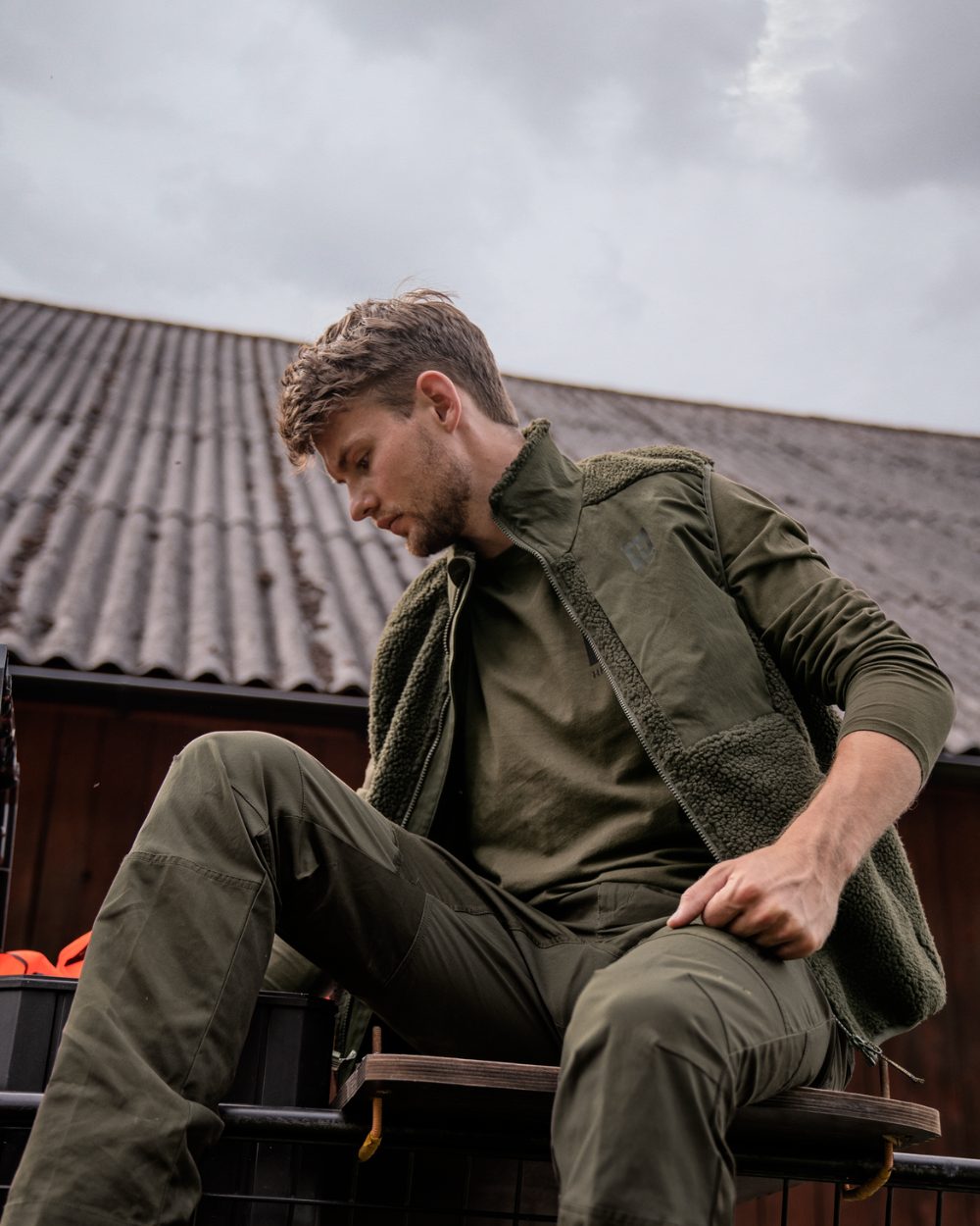Rosin Coloured Harkila Fjell Polar Waistcoat on outdoor background #colour_rosin