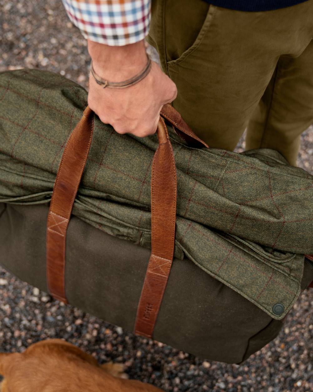 Warm Olive Coloured Harkila Weekend Bag 30L on outdoor background #colour_warm-olive