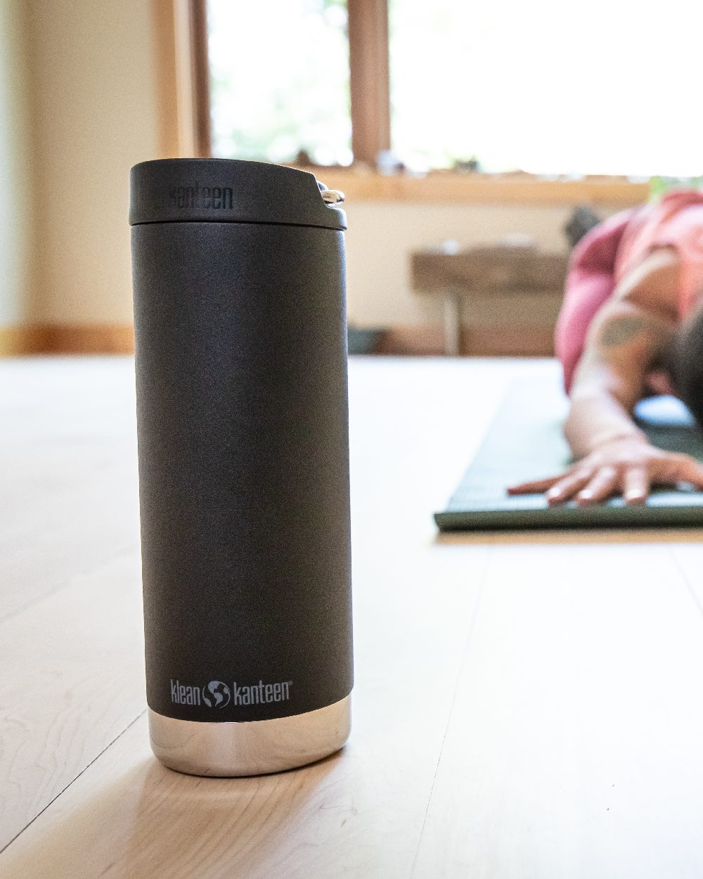 Black Coloured Klean Kanteen Insulated TKWide With Cafe Cap On A House Background #colour_black