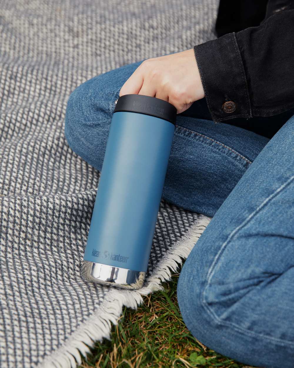 Real Teal Coloured Klean Kanteen Insulated TKWide With Cafe Cap On A Grass Background #colour_real-teal